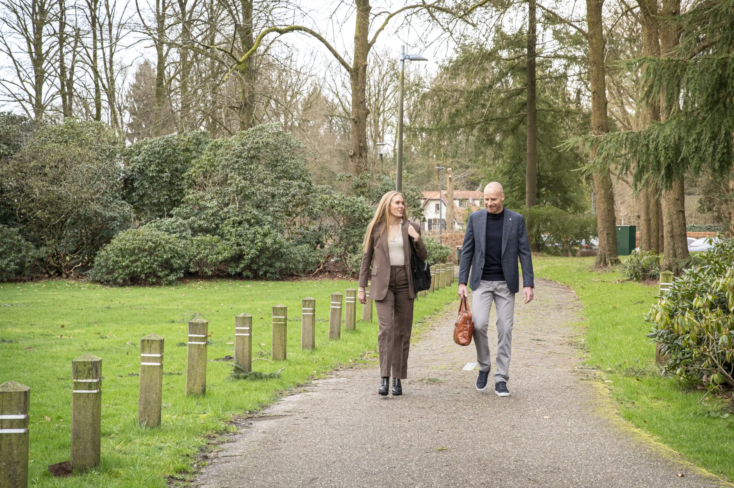 man en vrouw lopen door park heen