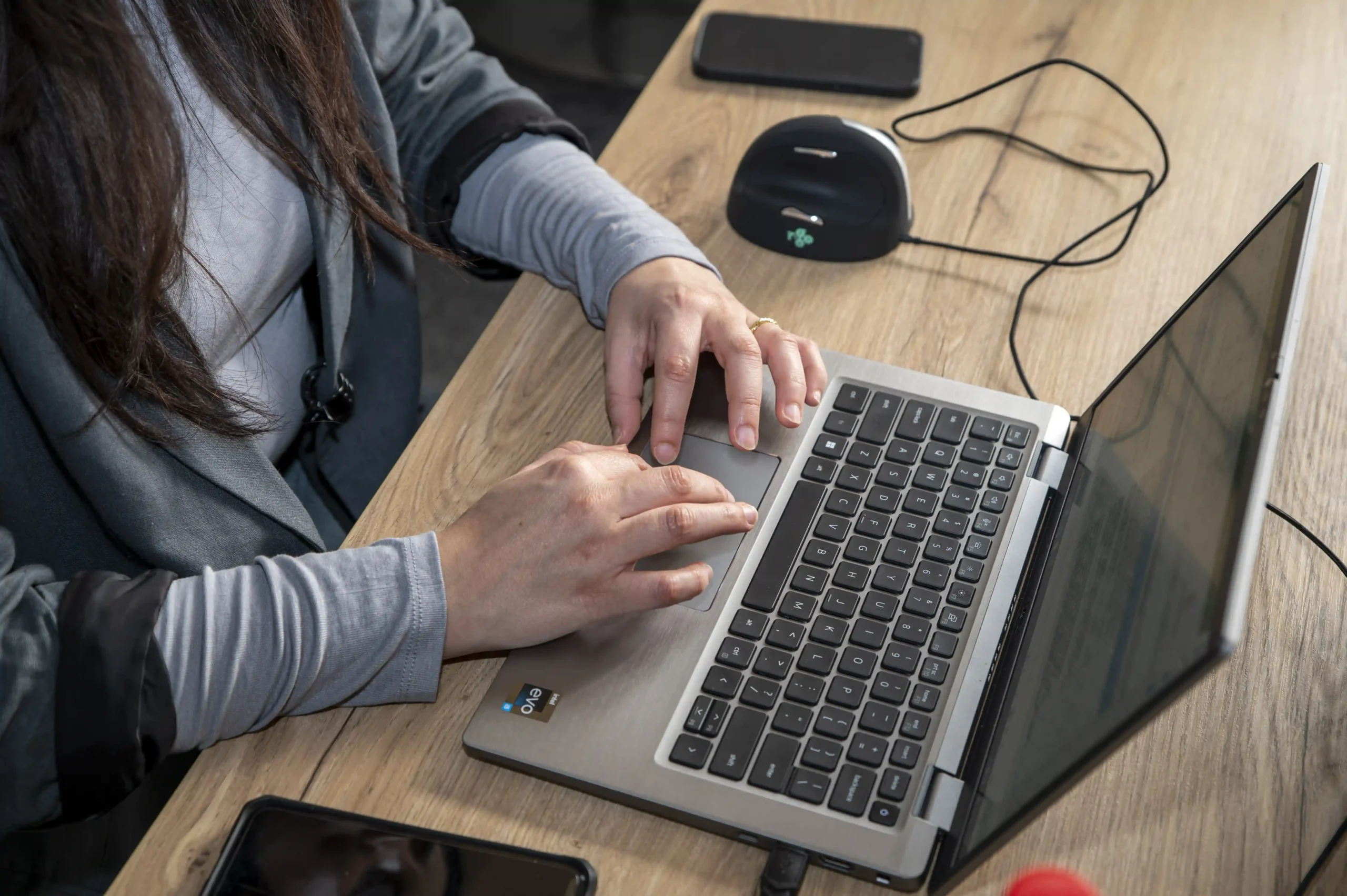 vrouw aan het werk op laptop