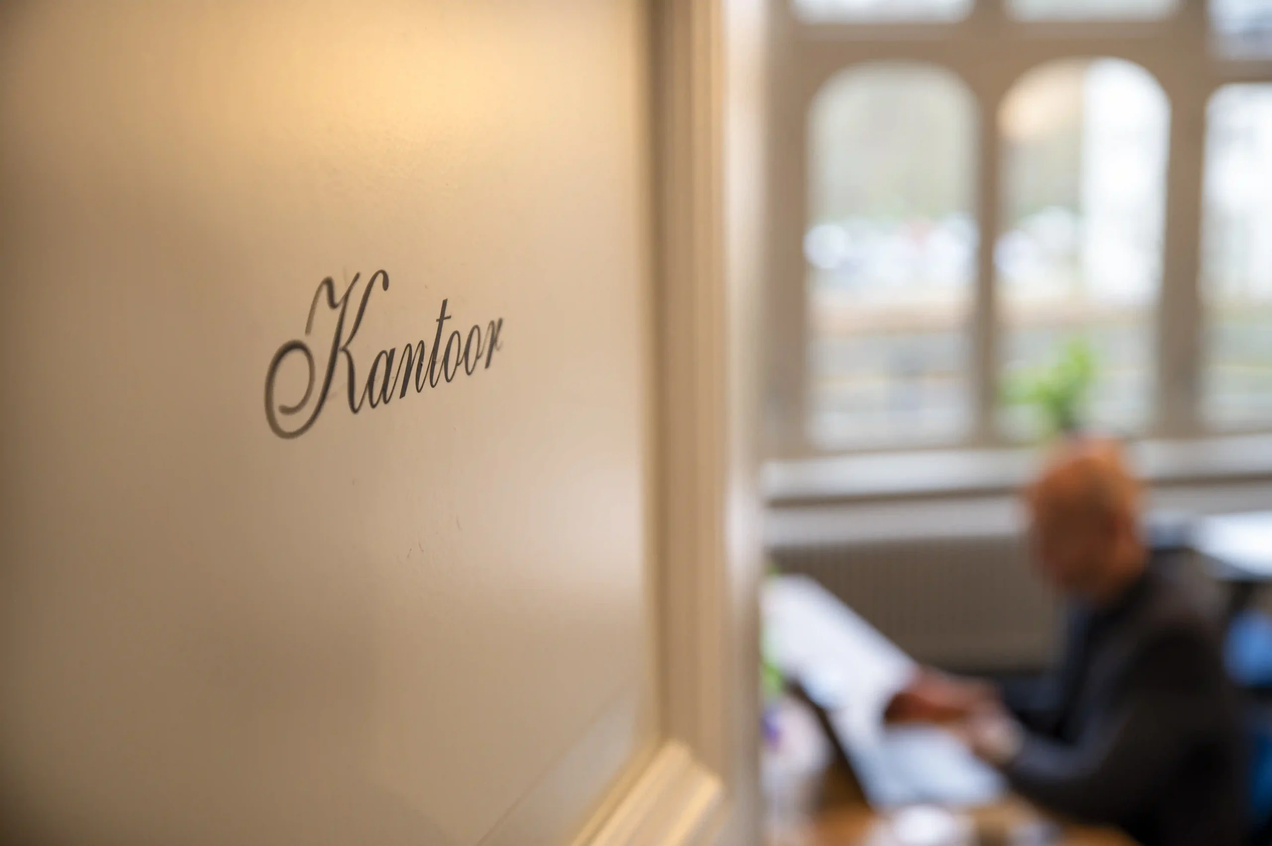 kantoor logo op deur