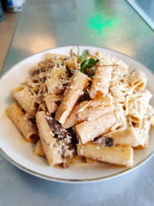 Rigatoni met paddenstoelen roomsaus en parmezaanse kaas