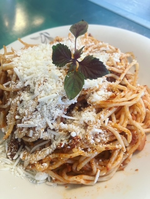 Spaghetti bolognese met rundergehakt en Parmezaanse kaas